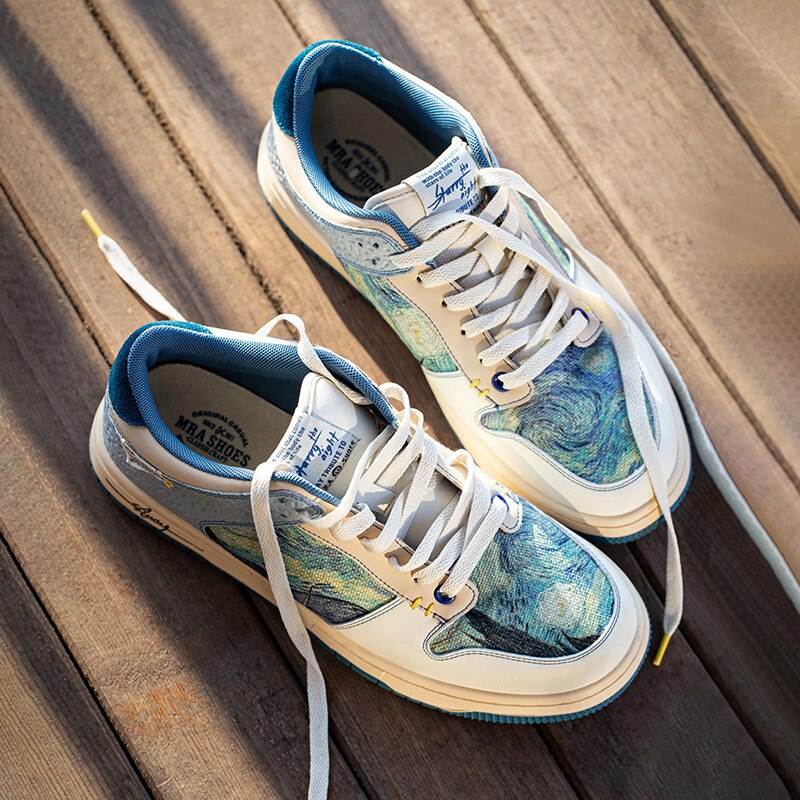 Scarpe da ginnastica per la notte stellata ispirate a Van Gogh